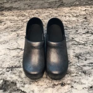 NWOT sanita clogs sz 39